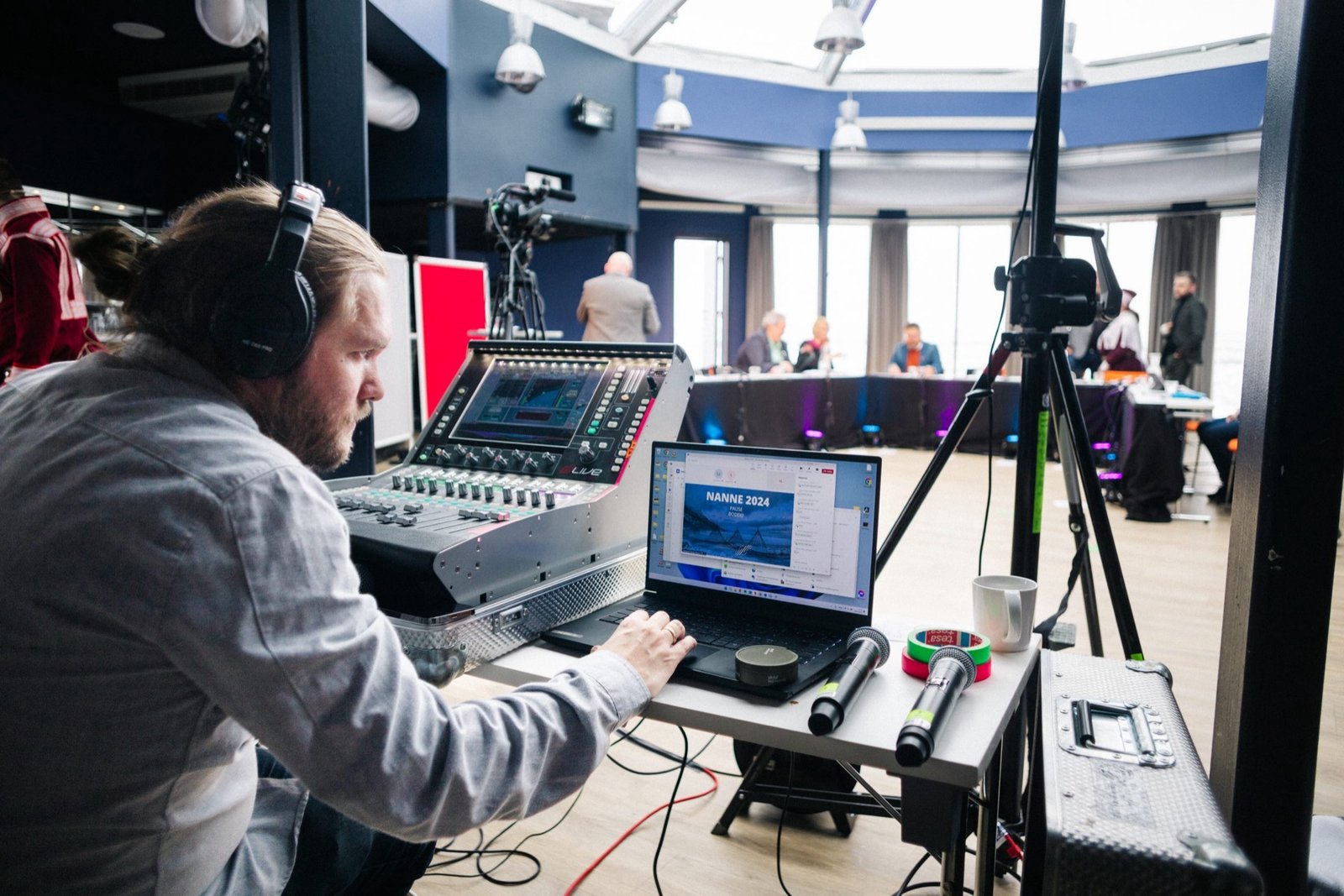 Tekniker ved miksebord og kamera under en direktesendt debatt
